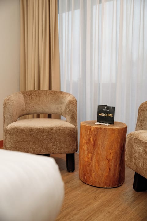 Comfort Room (Plus) | Minibar, in-room safe, desk, laptop workspace