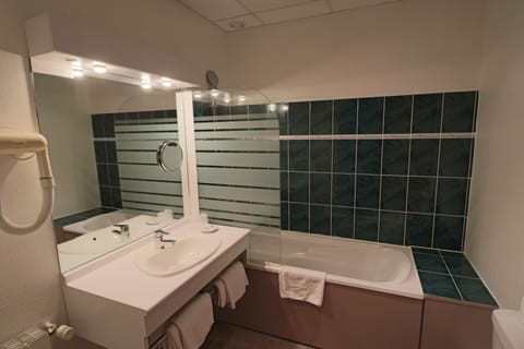 Family Room | Bathroom | Combined shower/tub, hair dryer, towels
