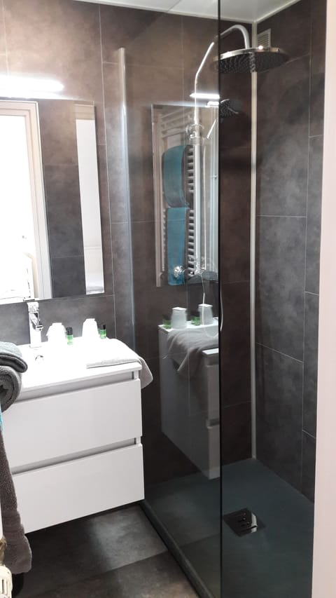 Double Room | Bathroom | Bathtub, hair dryer