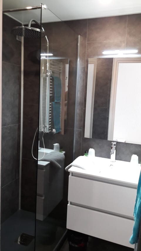 Standard Room, 2 Twin Beds | Bathroom | Bathtub, hair dryer