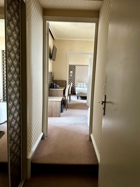 Suite (Salon) | Individually decorated, blackout drapes, soundproofing