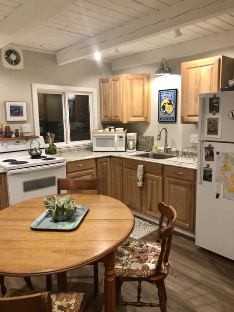 Eat-in kitchen