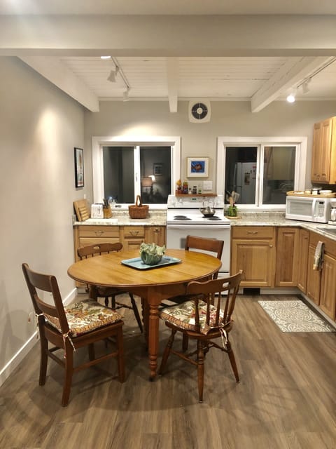 Well set up kitchen.