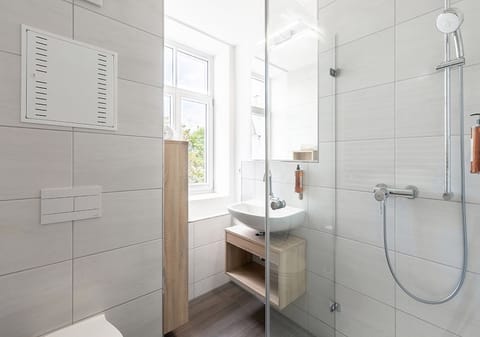 Studio | Bathroom | Shower, towels, toilet paper
