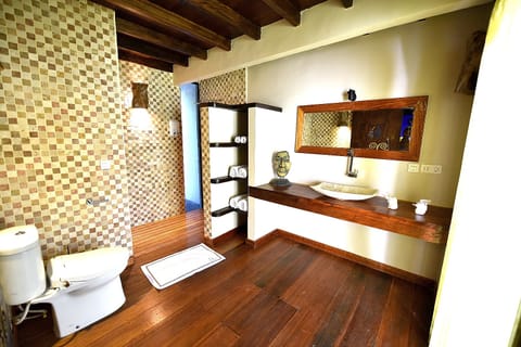 Superior Suite | Bathroom | Shower, rainfall showerhead, hair dryer, bidet
