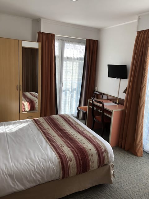 Single Room | Blackout drapes, iron/ironing board, free WiFi, bed sheets
