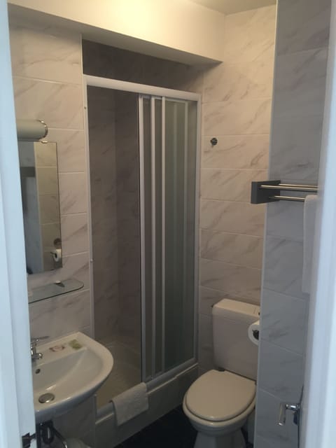 Combined shower/tub, hair dryer, towels