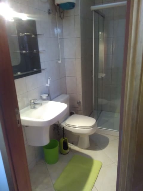 Traditional Apartment | Bathroom | Rainfall showerhead, towels