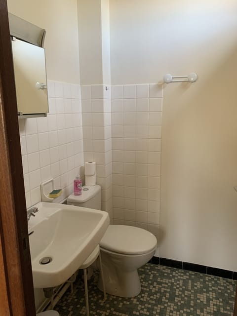 Basic Quadruple Room | Bathroom | Shower, hair dryer, towels