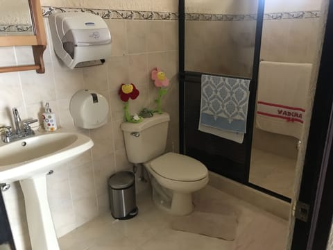 Standard Room, 1 Double Bed | Bathroom | Shower, towels