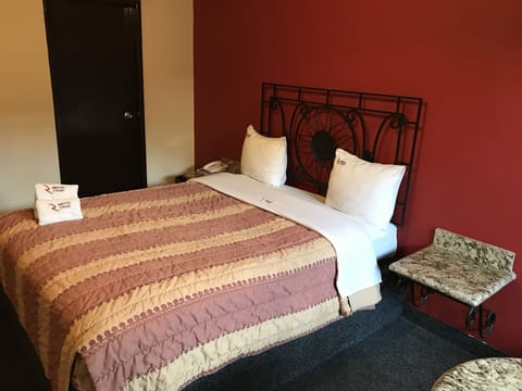 Classic Room, 1 Queen Bed | Individually decorated, individually furnished, laptop workspace