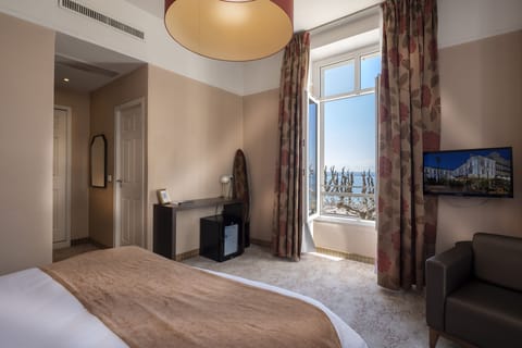 Luxury Double or Twin Room, Sea View | Minibar, in-room safe, desk, blackout drapes