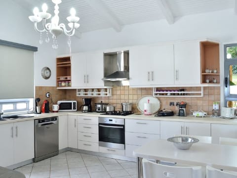 Villa, 3 Bedrooms | Private kitchen | Full-size fridge, microwave, oven, stovetop
