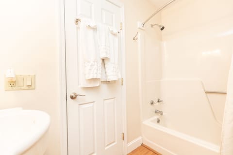 Standard Condo, 2 Bedrooms, Non Smoking, Pool View (Condo 1) | Bathroom | Hair dryer