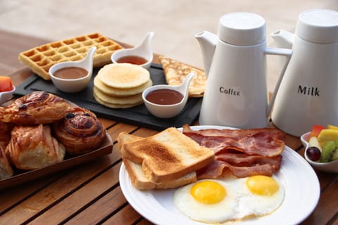 Daily cooked-to-order breakfast (XOF 18000 per person)