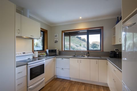 Luxury Cottage, 2 Bedrooms, Mountain View | Private kitchen | Fridge, oven, stovetop, dishwasher