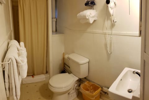 Cottage, 1 Bedroom | Bathroom | Free toiletries, hair dryer, towels