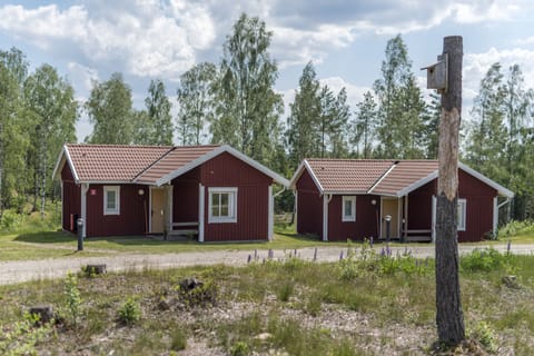 Cottage, Resort View (Sommarro) | Desk, soundproofing, iron/ironing board, free cribs/infant beds