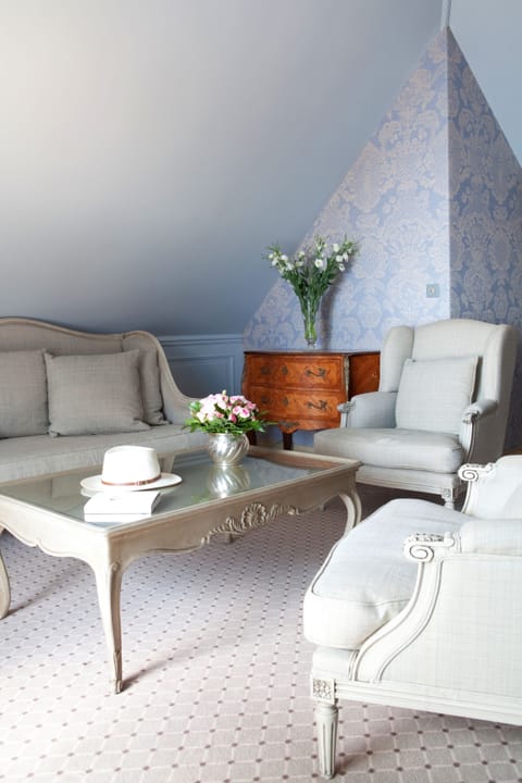 Deluxe Double or Twin Room, Ocean View | Premium bedding, minibar, in-room safe, individually decorated