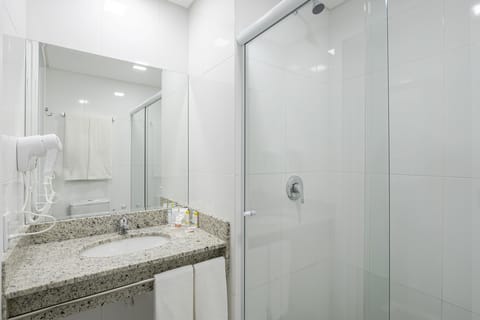 Standard Single Room | Bathroom | Shower, free toiletries, hair dryer, towels