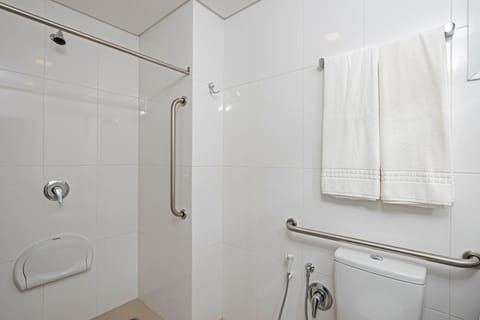 Standard Room, Accessible | Bathroom | Shower, free toiletries, hair dryer, towels