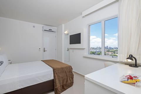 Standard Room, Accessible | Minibar, in-room safe, desk, blackout drapes