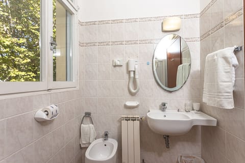 Comfort Double Room | Bathroom | Shower, hair dryer, bidet, towels