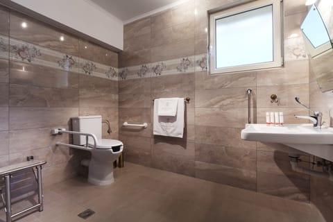 Junior Suite, Garden View | Bathroom | Shower, free toiletries, hair dryer, bathrobes