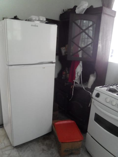 Full-size fridge, microwave, oven, stovetop