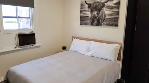 Superior Room, 1 Queen Bed, Ensuite | Desk, blackout drapes, iron/ironing board, free WiFi