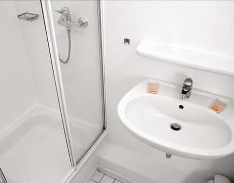 Single Room | Bathroom | Shower, free toiletries, hair dryer, towels