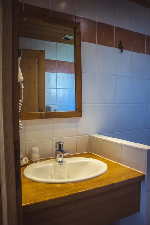 Triple Room | Bathroom sink