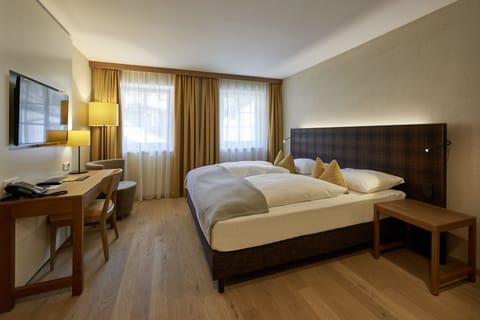 Deluxe Room, 1 Queen Bed | In-room safe, blackout drapes, soundproofing, rollaway beds