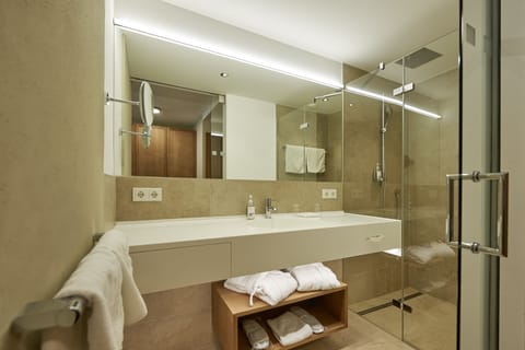 Deluxe Room, 1 Queen Bed | Bathroom | Deep soaking tub, hair dryer, bathrobes, towels