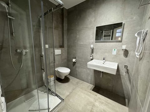 Design Room | Bathroom | Shower, free toiletries, hair dryer, towels