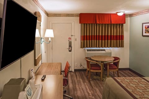 Standard Room, 1 King Bed, Non Smoking | Blackout drapes, iron/ironing board, free WiFi, bed sheets