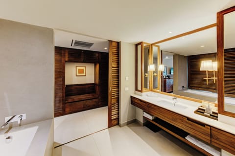 Luxury Beach Access King Room | Bathroom | Combined shower/tub, hydromassage showerhead, designer toiletries