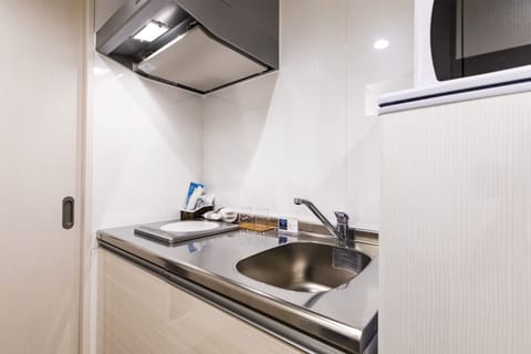 Standard Double Room | Private kitchenette | Fridge, microwave, stovetop, cookware/dishes/utensils