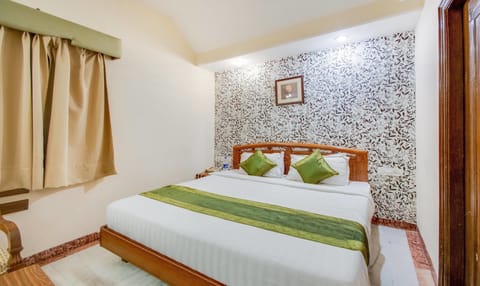 Standard Room, 1 Queen Bed | Desk, rollaway beds, free WiFi, bed sheets