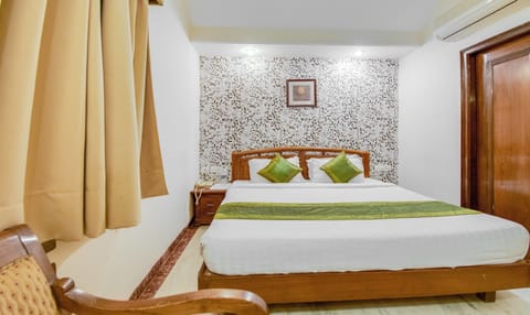 Standard Room, 1 Queen Bed | Desk, rollaway beds, free WiFi, bed sheets