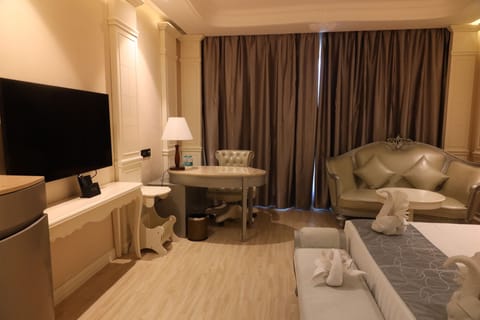 Queen Suite | Premium bedding, minibar, in-room safe, individually decorated