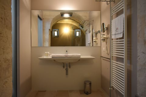 Deluxe Room, 1 King Bed, Courtyard View | Bathroom | Jetted tub, rainfall showerhead, free toiletries, hair dryer