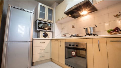 Apartment, 3 Bedrooms | Private kitchen | Fridge, microwave, stovetop, electric kettle