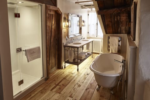 Suite | Bathroom | Combined shower/tub, eco-friendly toiletries, hair dryer, bathrobes