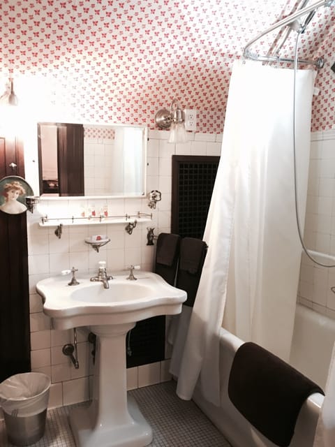 Elsie Sweeney Room | Bathroom | Combined shower/tub, designer toiletries, hair dryer, bathrobes