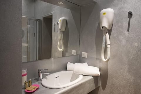 Triple Room | Bathroom | Shower, free toiletries, hair dryer, bidet