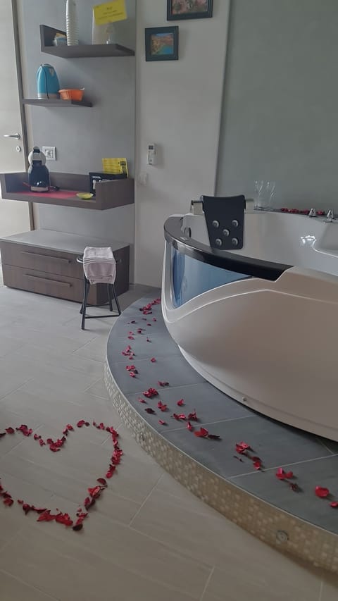 Double Room, Hot Tub | Select Comfort beds, in-room safe, desk, iron/ironing board