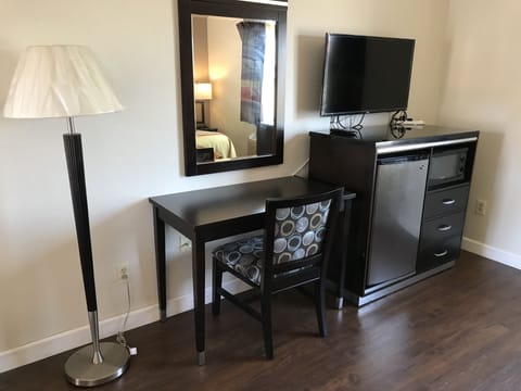 Deluxe Room, 1 Queen Bed | Living area | Flat-screen TV