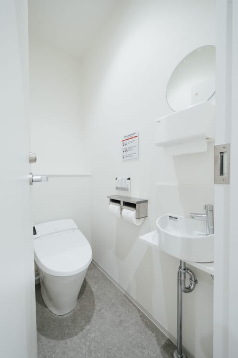Shared Dormitory, Mixed Dorm | Bathroom | Shower, free toiletries, hair dryer, electronic bidet