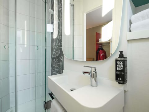 Desk, blackout drapes, free WiFi, bed sheets